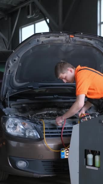 Mecânico Automóveis Repara Condicionado Carro Sistema Controle Clima Carro Serviço — Vídeo de Stock