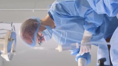 Phlebectomy genel ya da omurilik anestezisi altında yapılır. Cerrahlar klinikte çalışır. Dikey video.