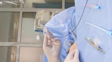 Phlebectomy genel ya da omurilik anestezisi altında yapılır. Cerrahlar klinikte çalışır. Dikey video.