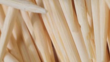 Makro video Bambu kürdanları. Diş temizlemek için tahta çubuklar. Dikey video.