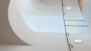 Eski bir Avrupa kalesinde uzun bir tünel. Zindan lambalarla aydınlatılır. Dikey video.