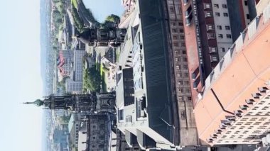 Dresden, Saksonya, Almanya 'nın yükseklerinden bir panorama. Dikey video.