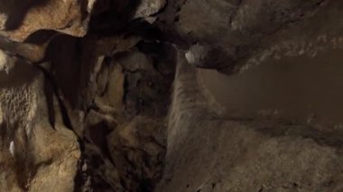 Speleoloji, mağara, zindan, karanlık tünel, yeraltı kazısı. Dikey video.