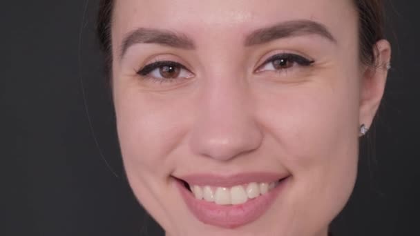 Kolaż Wideo Uśmiechniętego Mężczyzny Kobiety Patrzących Zbliżenie Kamery Wielorasowe Wieloetniczne — Wideo stockowe