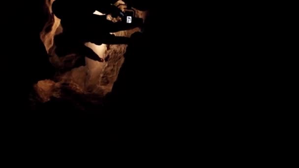 Esploratore Uomo Grotta Speleologia Sotterraneo Tunnel Oscuro Scavo Sotterraneo Rallentatore — Video Stock