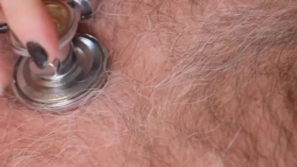 Ein Kardiologe Hört Dem Herzschlag Eines Älteren Mannes Herzuntersuchung Beim — Stockvideo