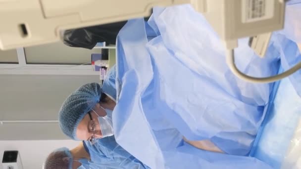 Team Kirurger Operasjon Fjerne Årer Phlebectomy Kirurgisk Operasjon Klinikken Vertikal – stockvideo