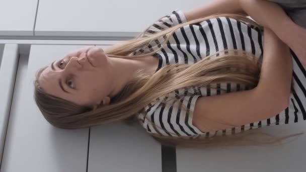 Ongelukkig Meisje Dat Keukenvloer Zit Zich Depressief Voelt Een Wanhopige — Stockvideo