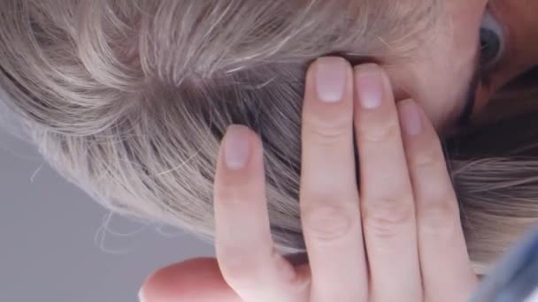 头发灰白的年轻女人 早白头发的概念 健康问题 垂直录像 — 图库视频影像