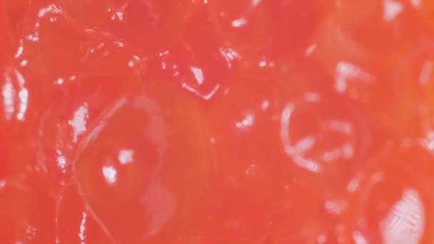 赤いキャビアは円で回転する キャビアの背景 魚の繊細さ バーティカルビデオ — ストック動画