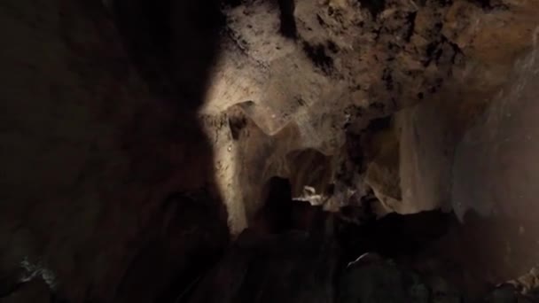 Speleologi Naturlig Grotta Mörk Tunnel Utgrävning Jord Vertikal Video — Stockvideo