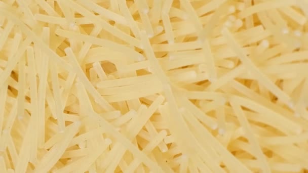 生のマカロニを閉じる パスタを調理する マカロニの背景 バーティカルビデオ — ストック動画
