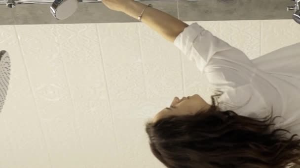 衛生倉庫のトイレでシャワーヘッドを購入する バーティカルビデオ — ストック動画