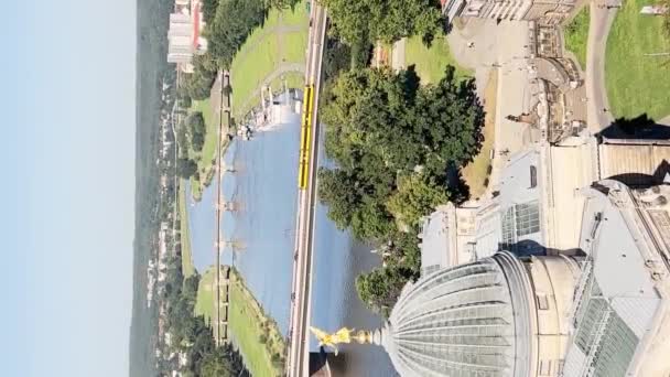 ドレスデンの宮殿の建物の建築センターの空中ビュー ドイツ バーティカルビデオ — ストック動画