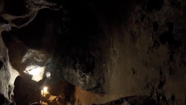 Naturlig Grotta Fängelsehåla Speleologi Grotta Fängelsehåla Mörk Tunnel Underjordisk Utgrävning — Stockvideo