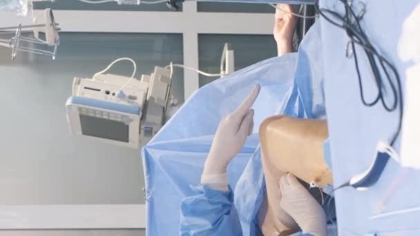 Een Team Chirurgen Tijdens Een Operatie Aders Verwijderen Flebectomie Operatie — Stockvideo
