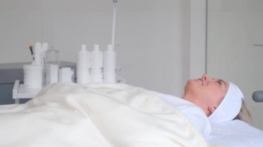 Bir kadın güzellik salonunda estetik ameliyata hazırlanıyor. Modern kaplıca salonu.