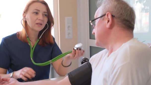 Starszy Mężczyzna Wizycie Kardiologa Lub Lekarza Rodzinnego Lekarz Mierzy Pacjentom — Wideo stockowe