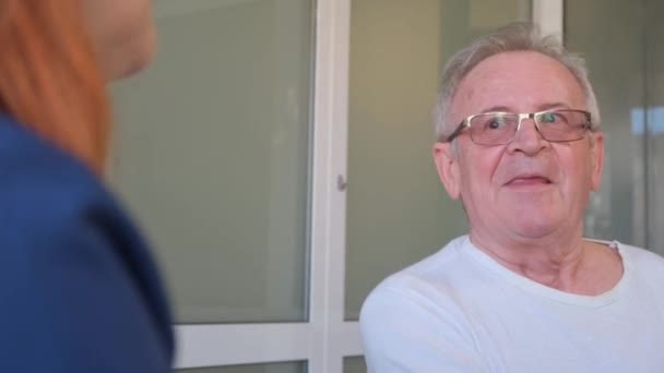 Paziente Anziano Parla Con Medico Durante Una Consultazione Medica Cura — Video Stock