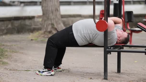 Homem Com Excesso Peso Está Descansando Máquina Exercícios Homem Gordo — Vídeo de Stock