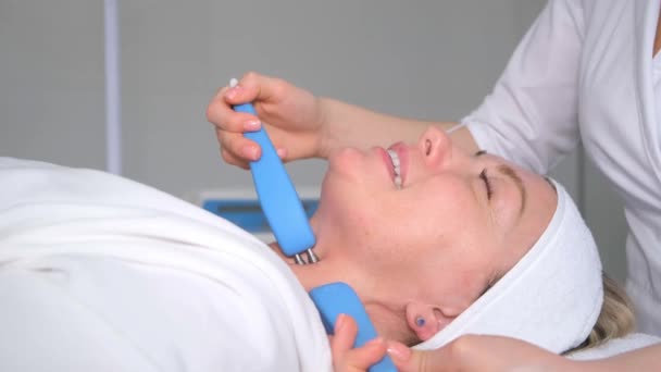 Närbild Kosmetolog Utför Elektrostimulering Ansiktsmassage Ansiktsmassage Vertikal Video — Stockvideo