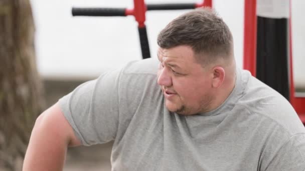 Egy Fáradt Kövér Ember Pihen Lélegzik Edzés Közben Túlsúlyos Ember — Stock videók