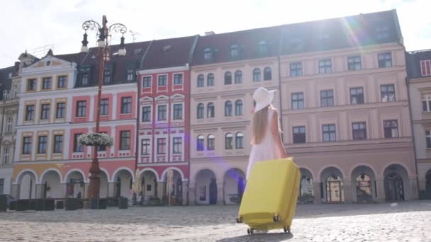 Une Femme Avec Chapeau Blanc Des Bagages Dirige Vers Hôtel — Video