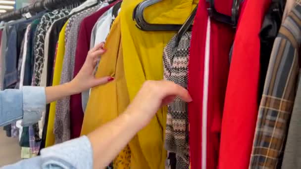 Крупним Планом Жіночі Руки Переглядають Використаний Одяг Вішалках Вибір Вживаного — стокове відео