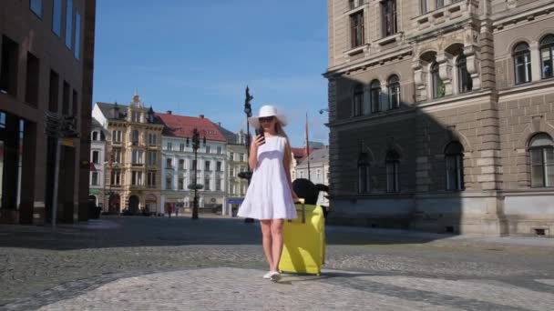 Женщина Багажом Гуляет Европейскому Городу Концепция Туризма — стоковое видео