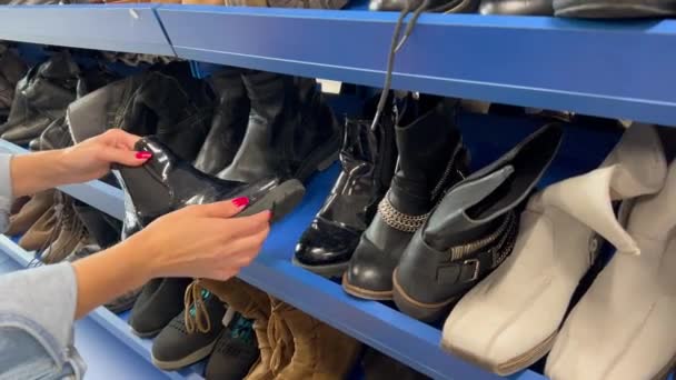 Close Mãos Femininas Navegando Sapatos Usados Prateleira Loja Thrift Seleção — Vídeo de Stock
