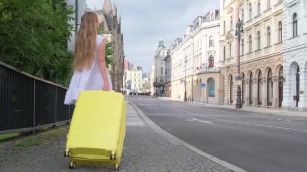 Αργή Κίνηση Μια Γυναίκα Λευκό Καπέλο Και Αποσκευές Κατευθύνεται Ένα — Αρχείο Βίντεο