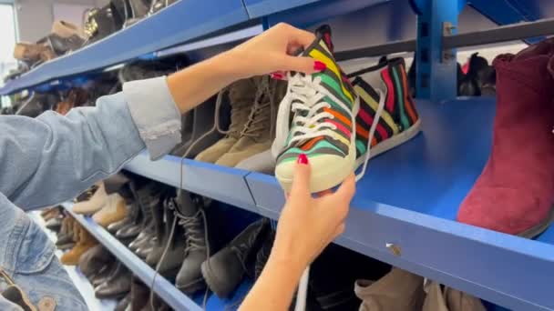 Női Kezek Közelsége Amint Használt Cipőket Nézegetnek Polcon Turkálóban Lány — Stock videók