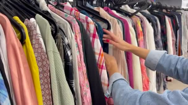 불쌍한 소녀는 저장소에서 선반을 탐색합니다 여자는 쇼핑에 — 비디오
