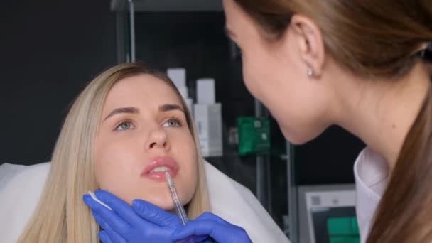 Tıbbi Eldivenli Bir Kozmetolojistin Elleri Şırıngayı Tutuyor Iğne Yapıyor Güzel — Stok video