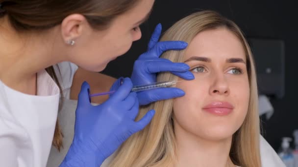 Egy Injekció Szem Közelében Egy Spa Szalonban Kozmetikai Eljárások Eljárás — Stock videók