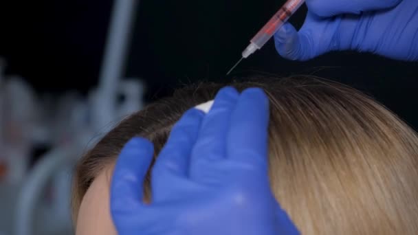 여자는 미용실에서 주사를받습니다 닫으세요 화장품 전문가는 머리에서 Mesotherapy의 절차를 만든다 — 비디오