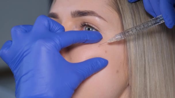 Kvinna Skönhetssalong Får Botox Injektioner Kinden Närbild Begreppet Plastikkirurgi Och — Stockvideo