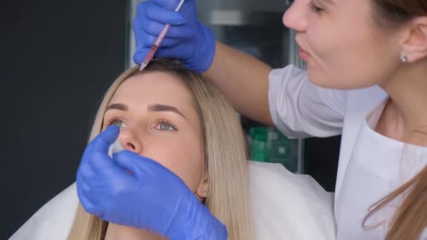 Cosmetólogo Hace Inyecciones Entre Las Cejas Cara Una Mujer Hermosa — Vídeo de stock