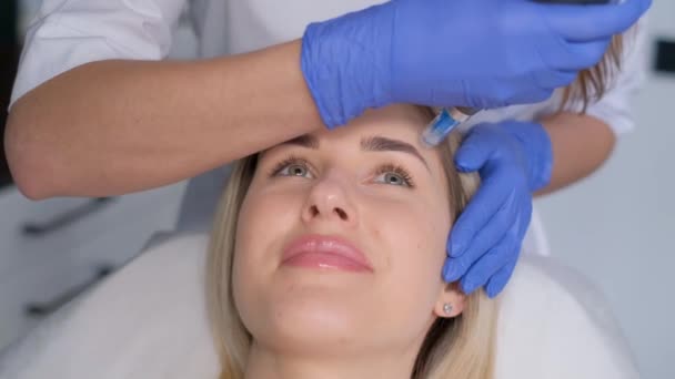 Cosmetologo Esegue Massaggio Facciale Sottovuoto Procedura Estetica Nel Salone Della — Video Stock