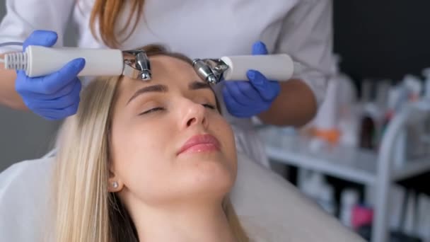 Kosmetolog Provádí Proceduru Mikroproudové Léčby Pleti Obličeje Masážní Pohyby Kůži — Stock video