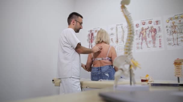 Osteopat Tıp Merkezinde Yaşlı Bir Kadının Omurgasını Muayene Ediyor Duruş — Stok video