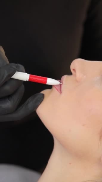专业的永久唇妆容在临床上 突出唇的自然色彩 现代诊所 — 图库视频影像