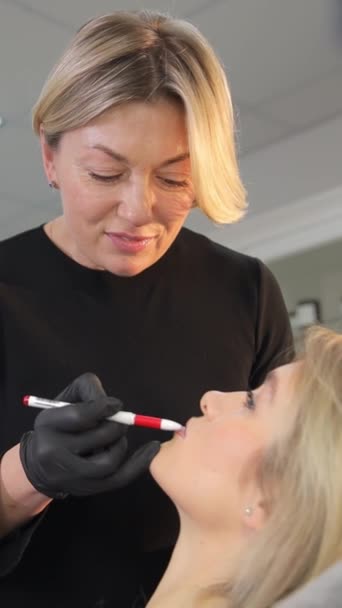 Kosmetyczka Robiąca Stały Makijaż Ustach Białej Kobiety Salonie Piękności Koncepcja — Wideo stockowe