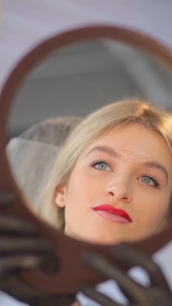 Uma Esteticista Feminina Com Luvas Pretas Faz Maquiagem Permanente Nos — Vídeo de Stock