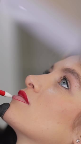 Een Professionele Schoonheidsspecialiste Maakt Permanente Lippen Lippen Van Meisjes Schilderen — Stockvideo