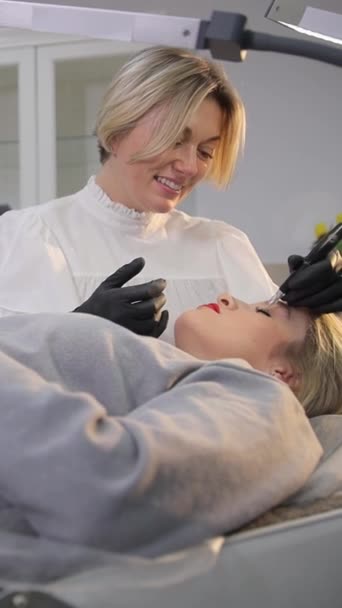 Estetista Trucco Permanente Sulle Labbra Una Donna Usando Una Macchina — Video Stock