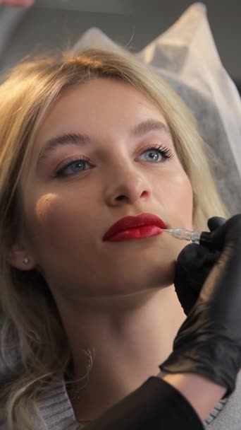 Professionnel Change Les Lèvres Aide Tatouage Lèvres Microblading Avec Pigment — Video