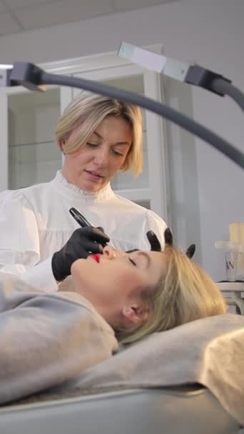Kosmetolog Udělá Tetování Rty Speciálním Pigmentem Opraví Barvu Rtů Kosmetické — Stock video