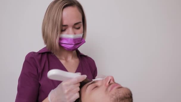 Laserrengöring Mans Ansikte Man Genomgår Procedur Modern Kosmetologi Salong — Stockvideo