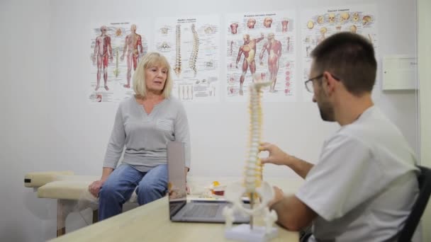 Una Paciente Habla Con Médico Sobre Sus Problemas Espalda Durante — Vídeo de stock